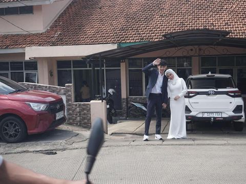 Kisah viral pasangan pilih nikah sederhana di KUA. Tanpa pesta mewah, momen akad tetap sakral, hangat bersama keluarga, hingga bisa santai rebahan setelah sah. Kisah viral pasangan pilih nikah sederhana di KUA. Tanpa pesta mewah, momen akad tetap sakral, hangat bersama keluarga, hingga bisa santai rebahan setelah sah.