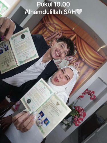 Kisah viral pasangan pilih nikah sederhana di KUA. Tanpa pesta mewah, momen akad tetap sakral, hangat bersama keluarga, hingga bisa santai rebahan setelah sah. Kisah viral pasangan pilih nikah sederhana di KUA. Tanpa pesta mewah, momen akad tetap sakral, hangat bersama keluarga, hingga bisa santai rebahan setelah sah.