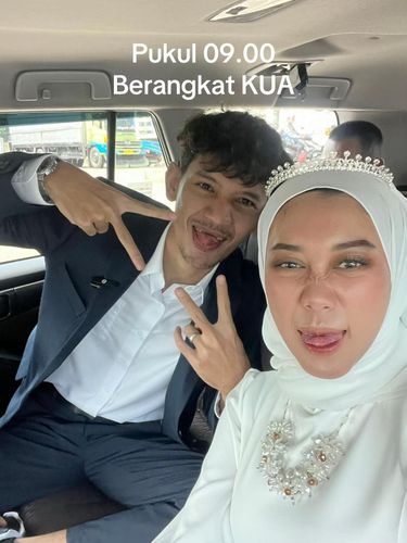 Kisah viral pasangan pilih nikah sederhana di KUA. Tanpa pesta mewah, momen akad tetap sakral, hangat bersama keluarga, hingga bisa santai rebahan setelah sah. Kisah viral pasangan pilih nikah sederhana di KUA. Tanpa pesta mewah, momen akad tetap sakral, hangat bersama keluarga, hingga bisa santai rebahan setelah sah.