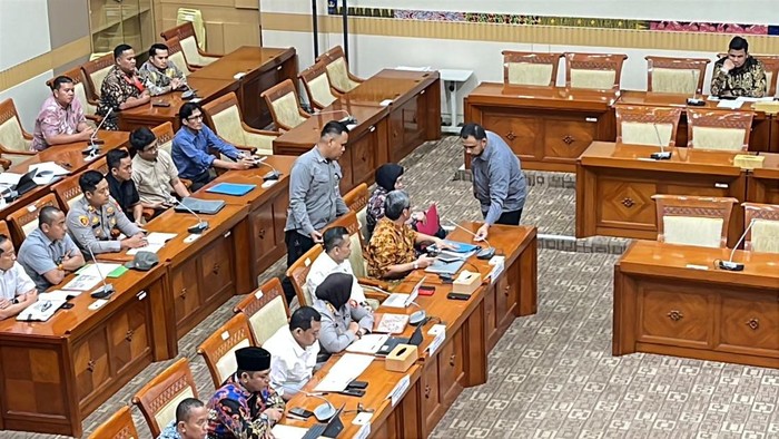Ketua Komisi III DPR Habiburokhman mengusir perwakilan pengembang Direksi PT Hasana Damai Putra (HDP) dari rapat dengar pendapat umum (RDPU) yang digelar Komisi III DPR, Kamis (26/2/2026).