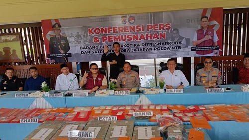 Konferensi pers dan pemusnahan narkoba di Tribun Bhara Daksa Polda NTB, Kamis (26/2/2026). (Foto: Abdurrasyid Efendi/detikBali)