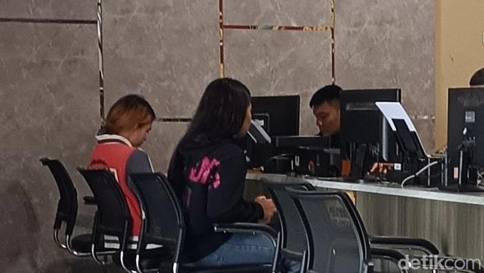 Korban saat membuat laporan ke polisi usai dianiaya teman pacarnya