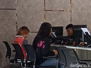 Wanita di Palembang Dianiaya Pacar Teman, Korban Dilempar Minuman-Ditendang