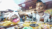 Beragam jajanan dijajakan di sepanjang tepi jalan, mulai dari minuman segar, kolak, hingga aneka gorengan.