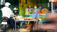 Keramaian pengunjung membuat area sekitar dipenuhi antrean dan pergerakan warga yang padat.