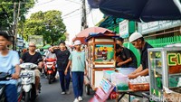 Selain takjil, tersedia pula berbagai pilihan makanan berat yang diminati pembeli.