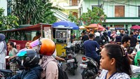 Warga memadati lapak UMKM di kawasan Manggarai Selatan, Jakarta Selatan, tepatnya di depan Masjid Al-Barkah As-Syafi’iyah, Kamis (26/2/2026).