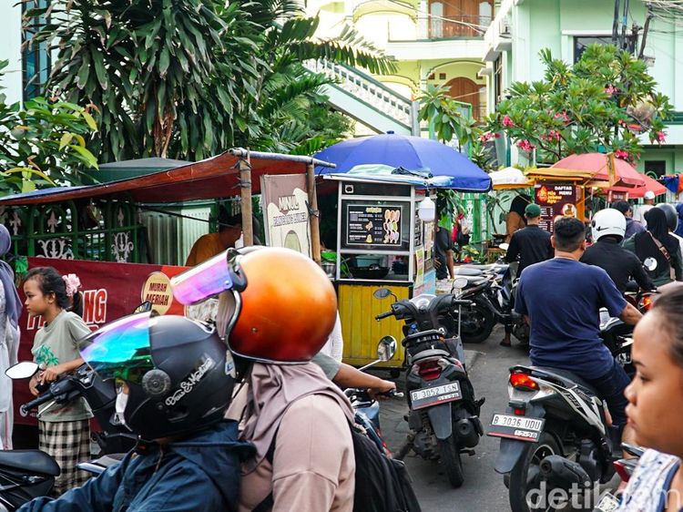 Lapak UMKM Manggarai Diserbu Pemburu Takjil