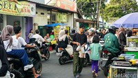 Kawasan tersebut ramai oleh warga yang berburu takjil untuk berbuka puasa.