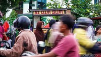 Membludaknya pengunjung turut menyebabkan arus lalu lintas di sekitar lokasi tersendat menjelang waktu berbuka.