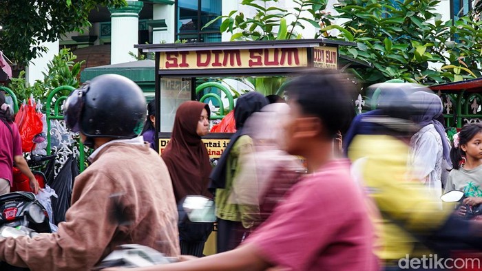 Warga memadati lapak UMKM di kawasan Manggarai Selatan, Jakarta Selatan, tepatnya di depan Masjid Al-Barkah As-Syafi’iyah, Kamis (26/2/2026).