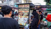 Suasana semakin ramai menjelang waktu berbuka dengan warga lalu lalang memilih dagangan.