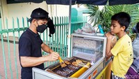 Aktivitas jual beli berlangsung cepat seiring meningkatnya jumlah pembeli.