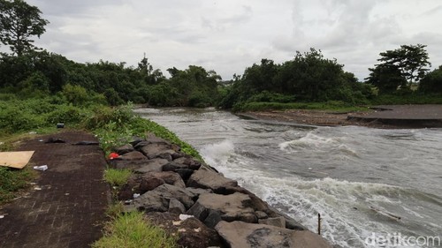 Lokasi penemuan kepala manusia di bebatuan pemecah ombak bibir Pantai Tan Sema, Desa Ketewel, Gianyar, Kamis (26/2/2026).