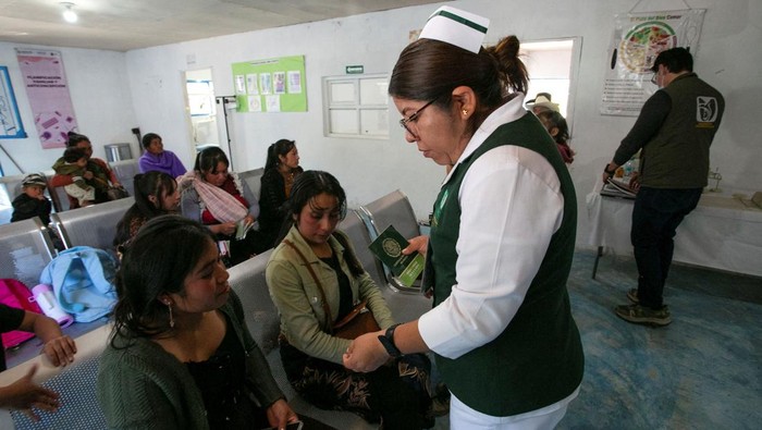 Petugas kesehatan menggencarkan program vaksinasi campak di wilayah Chiapas, Meksiko, menyusul lonjakan kasus yang dilaporkan dalam beberapa pekan terakhir. Kegiatan vaksinasi dilakukan di sejumlah fasilitas kesehatan, termasuk di pusat kesehatan pemerintah di San Juan Chamula, Rabu (25/2/2026). REUTERS/Gabriela Sanabria