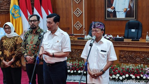 Luhut Binsar Pandjaitan saat doorstop dengan wartawan di Gedung Kerta Sabha, Denpasar. Kamis (26/2/2026).