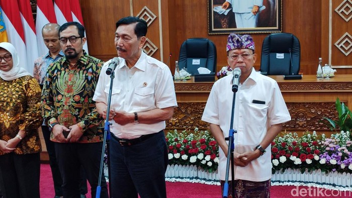 Luhut Binsar Pandjaitan bersama Gubernur Wayan Koster saat ditemui seusai rapat koordinasi mengenai digitalisasi berbasis AI, Kamis (26/2/2026).
