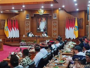 Luhut Pimpin Rakor Perluasan Bansos Berbasis Digital di Bali