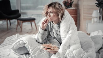 Sering Ngemil Saat Stres? Bisa Jadi Kamu Alami Emotional Eating