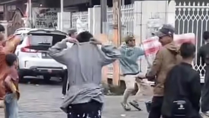 Dua kelompok remaja terlibat tawuran di Bontoala, Makassar, menggunakan batu dan busur panah. Polisi selidiki penyebab dan kelompok yang terlibat.