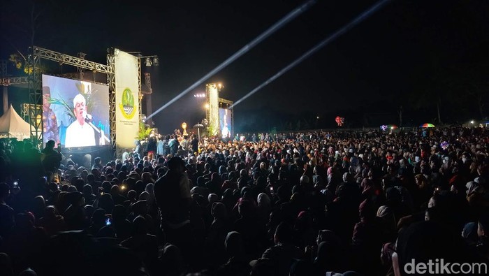 Masyarakat memadati acara safari Ramadan Gubernur Jawa Barat di Lapangan Desa Tanjungpura, Kecamatan Rajapolah Tasikmalaya, Rabu (25/2/2026) malam.
