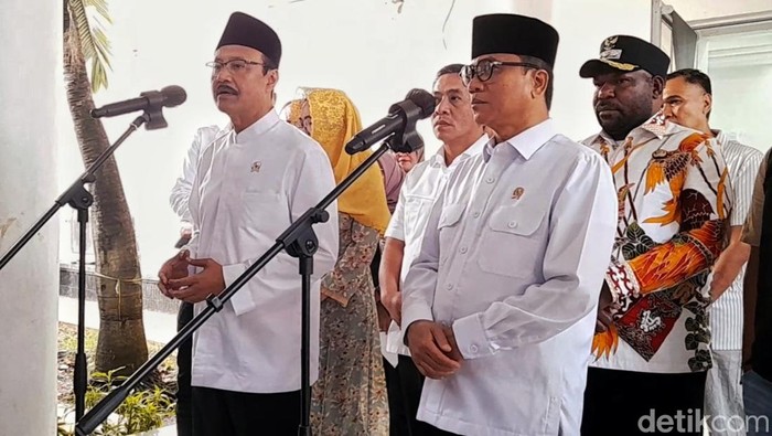 Mensos Gus Ipul dan Mendes Yandri Susanto saat sosialisasi DTSEN di Karawang
