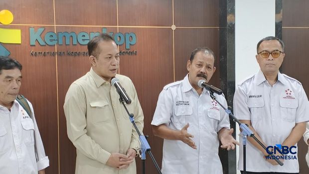 Menteri Koperasi (Menkop) Ferry Juliantono dalam konferensi persnya, Kamis (26/2/2026). (CNBC Indonesia/Chandra Dwi)