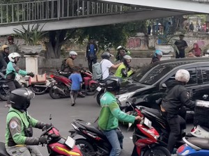4 Kesaksian Aksi Gila-gilaan Pengemudi Mobil Lawan Arah Kayak Film