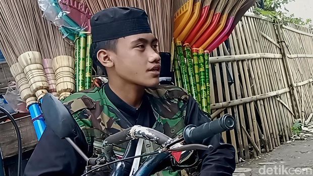 Muhammad Jafar Sodik (16), seorang difabel yang tidak pernah patah semangat mengayuh sepedanya berdagang keliling, Kamis (26/2/2026).