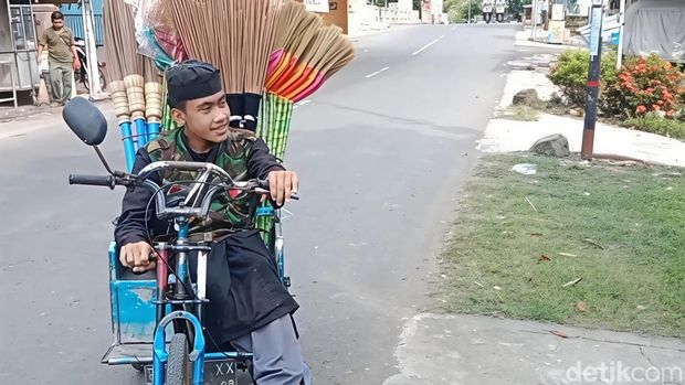 Muhammad Jafar Sodik (16), seorang difabel yang tidak pernah patah semangat mengayuh sepedanya berdagang keliling, Kamis (26/2/2026).