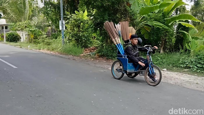 Muhammad Jafar Sodik (16), seorang difabel yang tidak pernah patah semangat mengayuh sepedanya berdagang keliling, Kamis (26/2/2026).