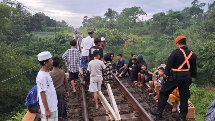 Ngabuburit di atas rel kereta api