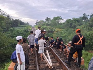 Ngabuburit di Rel Bahaya, KAI Daop 8: Pidana 3 Bulan-Denda Rp 15 Juta!