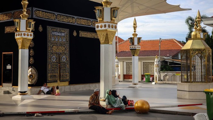 Sejumlah warga Muslim menunggu waktu berbuka puasa di kawasan Jalan Pahlawan Kota Madiun, Jawa Timur, Rabu (25/2/2026). Taman replika ikon dunia atau yang dikenal sebagai kawasan Pahlawan Street Center (PSC) menjadi salah satu tujuan warga Muslim di Madiun untuk berwisata sambil menunggu waktu berbuka puasa atau ngabuburit. ANTARA FOTO/Muhammad Mada