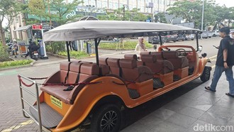 Menjelajah PIK Naik 'Odong-Odong' Listrik