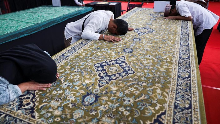 Pameran artefak Nabi Muhammad SAW yang digelar di aula olahraga Cibinong, Kabupaten Bogor, Jawa Barat, diserbu ribuan pengunjung sejak hari pertama penyelenggaraan. Warga dari berbagai daerah datang untuk menyaksikan langsung benda-benda yang diyakin