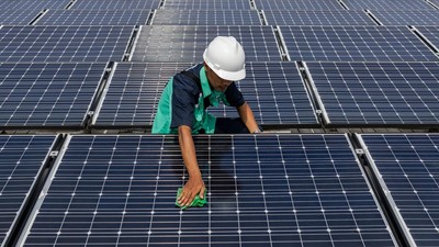 Trump Hantam Panel Surya RI dengan Bea Masuk 104%
