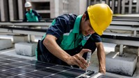 Pekerja memasang panel Surya diatap Gedung di Jakarta. Departemen Perdagangan Amerika Serikat (AS), DOC, resmi menetapkan bea masuk sementara (countervailing duties) atas impor produk sel dan panel surya dari India, Indonesia, dan Laos. Langkah ini dilakukan sebagai upaya menekan dampak subsidi pemerintah ketiga negara terhadap produk surya buatan AS. Foto: Anadolu via Getty Images/Anadolu