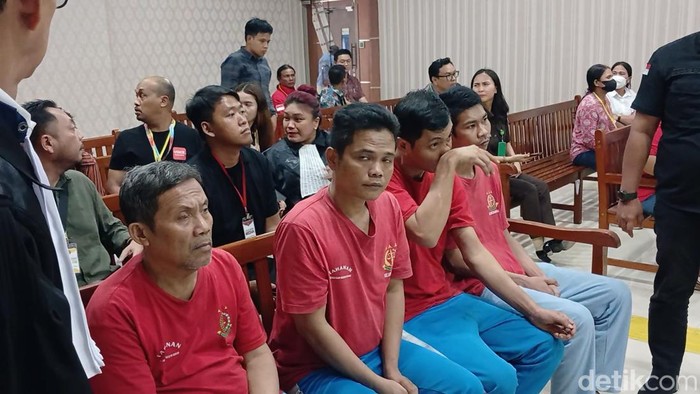 Para terdakwa kasus penyelundupan 1,9 ton sabu jelang sidang di PN Batam Rabu (25/2). (Alamudin Hamapu/detikSumut)