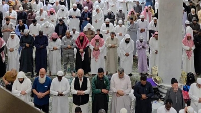 Tata cara sholat Tarawih 8 rakaat sendiri