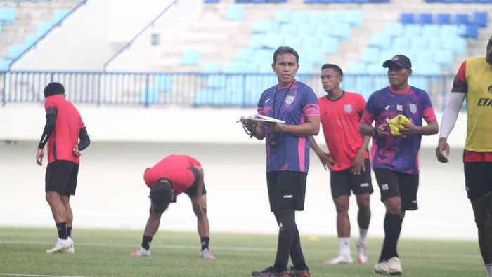 Pelatih Persela Lamongan, Bima Sakti, saat memimpin latihan
