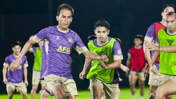 Pemain Persik Kediri berlatih pada malam hari