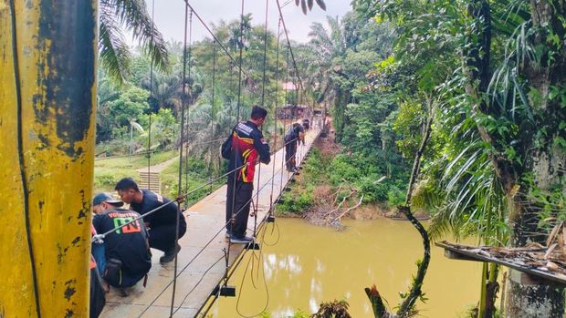 Pembangunan jembatan gantung penghubung dua desa di Kuansing, Riau terus dikebut.