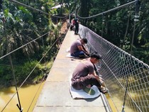 Jembatan Gantung Hubungkan 2 Desa di Kuansing Hampir Rampung