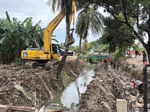 Cegah Jalan Longsor, Pemkot Bangun Tanggul di Jalan Alinda Bekasi