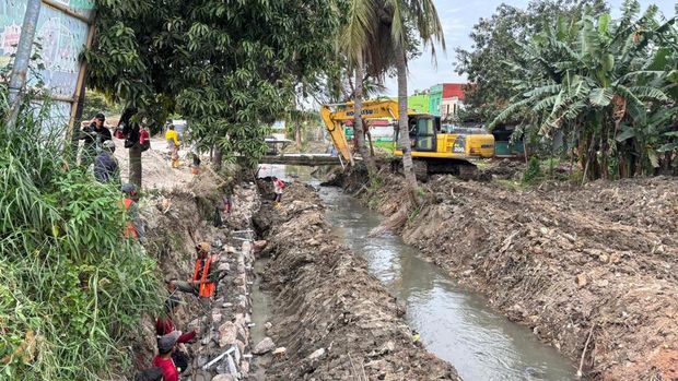 Pemkot Bekasi mempercepat pembangunan tanggul di Jalan Alinda. (Rachma Indira/detikcom)