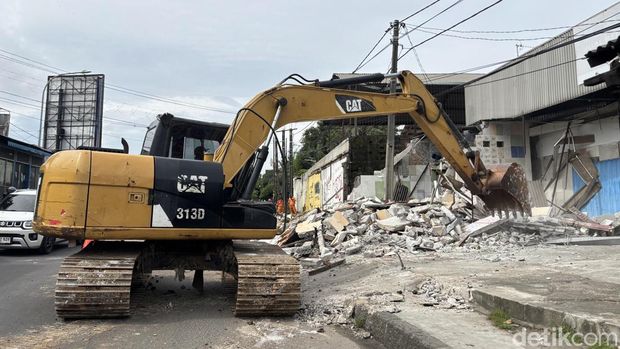 Pemkot Bekasi mulai membongkar bangunan di kawasan Bulak Kapal, Bekasi Timur guna mempercepat pembangunan flyover Bulak Kapal yang bertujuan mengurai kemacetan. (Rachma Indira/detikcom)