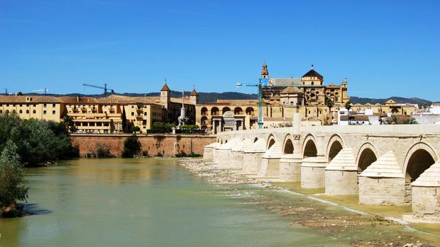 Penampakan jembatan tinggalan Romawi di Sungai Guadalquivir, Kordoba, Spanyol.