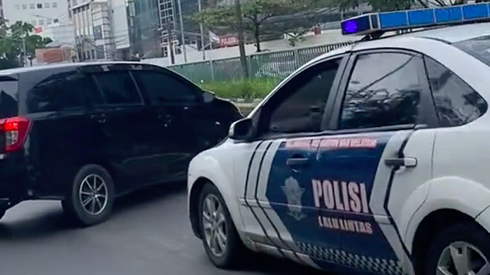 Pengemudi mobil hitam melaju ugal-ugalan hingga melawan arah dan menabrak sejumlah kendaraan di kawasan Gunung Sahari, Jakpus (dok VT @ky_barnetto96)