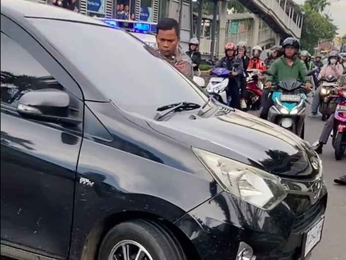 Pengemudi mobil hitam melaju ugal-ugalan hingga melawan arah dan menabrak sejumlah kendaraan di kawasan Gunung Sahari, Jakpus (dok VT @ky_barnetto96)